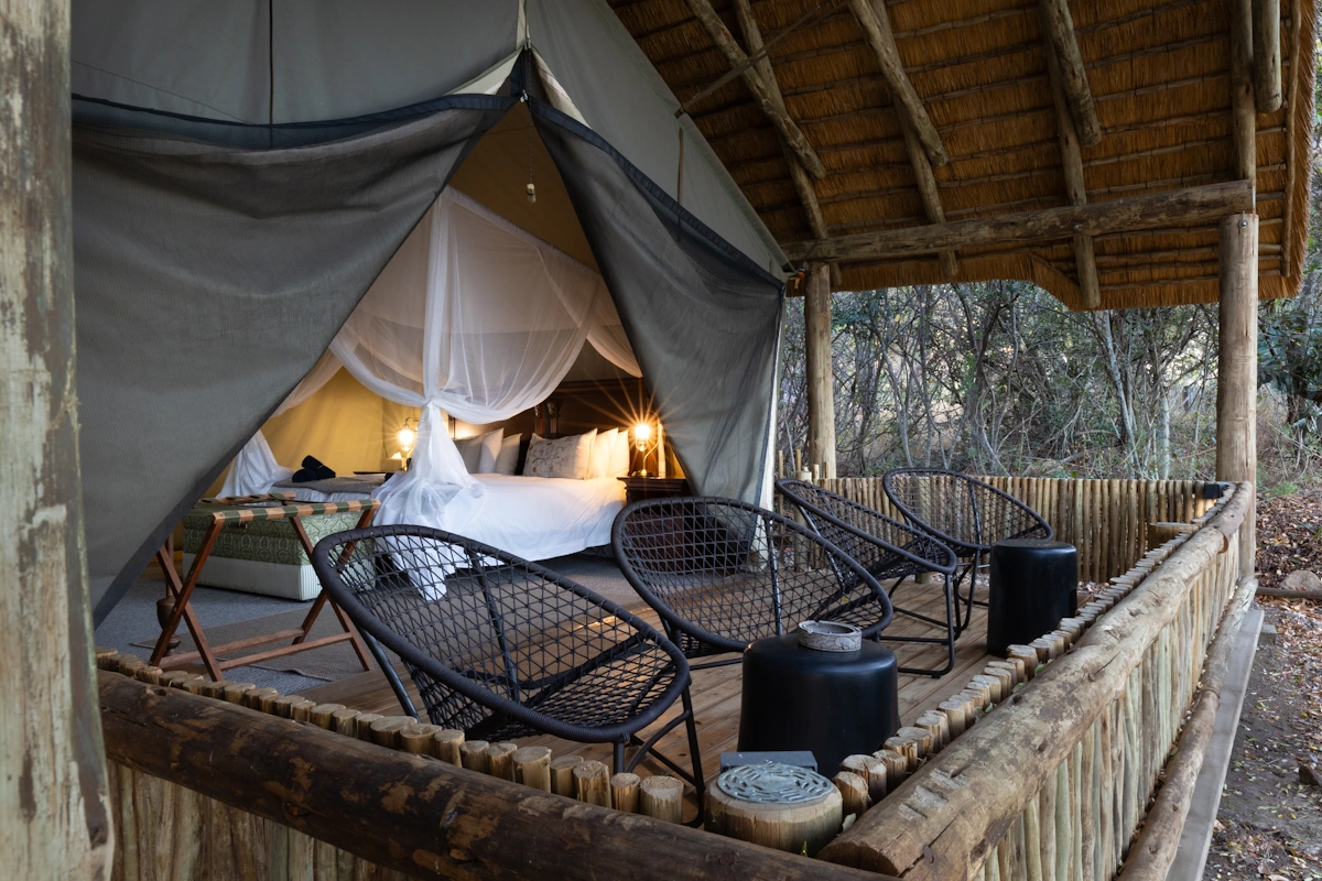 KwaMbili Game Lodge Tent van buiten 001.webp