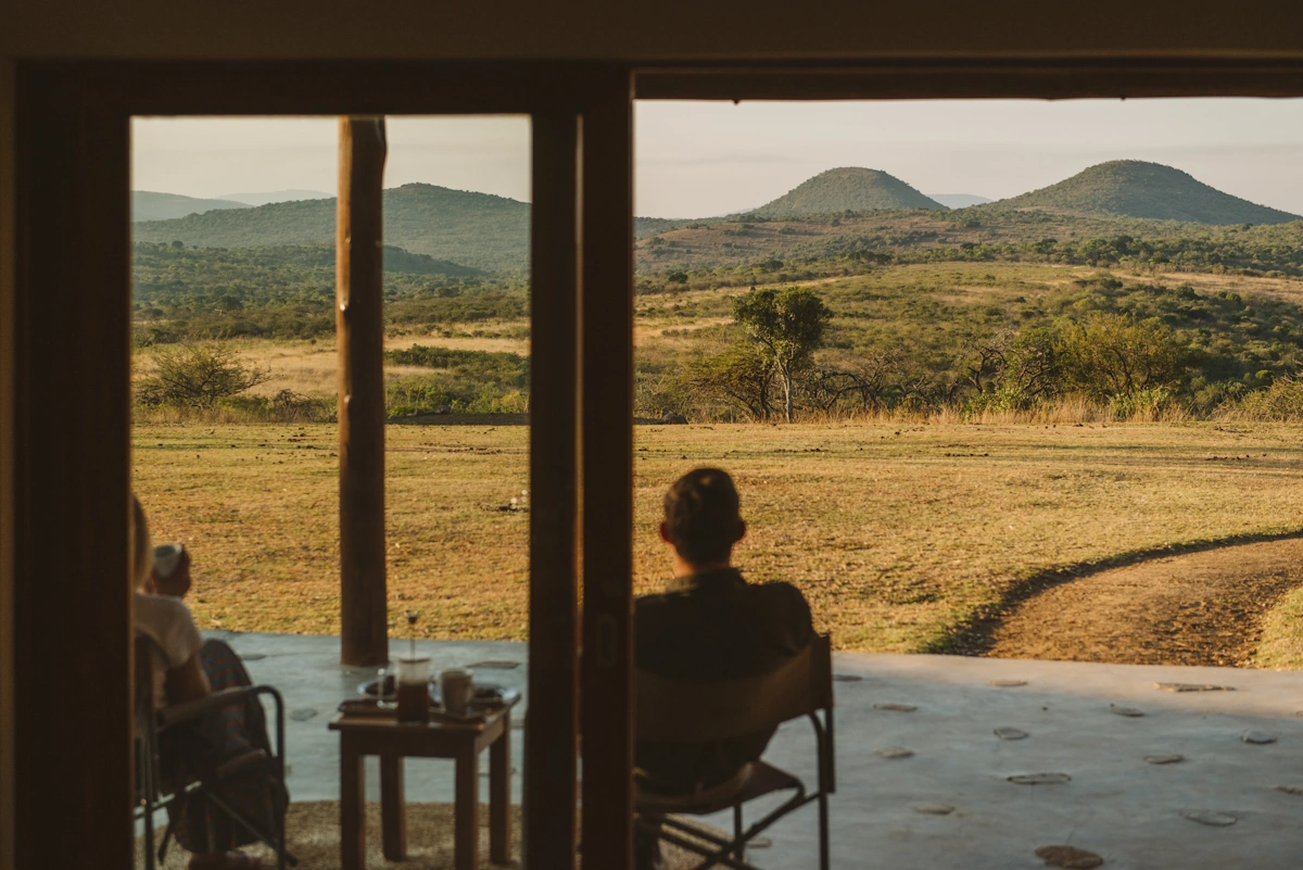 Makongo Hills Lodge uitzicht zitje buiten 003.webp