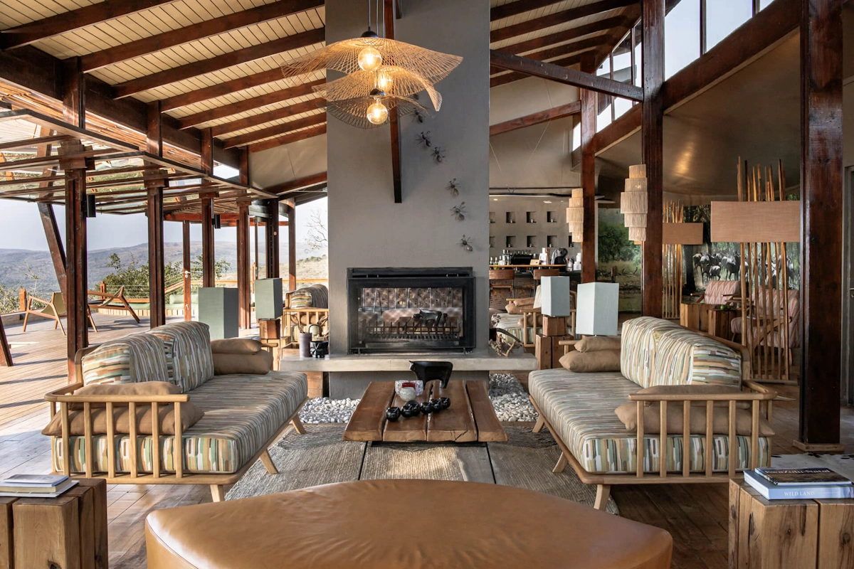 Rhino Ridge Safari Lodge Lounge 001.webp