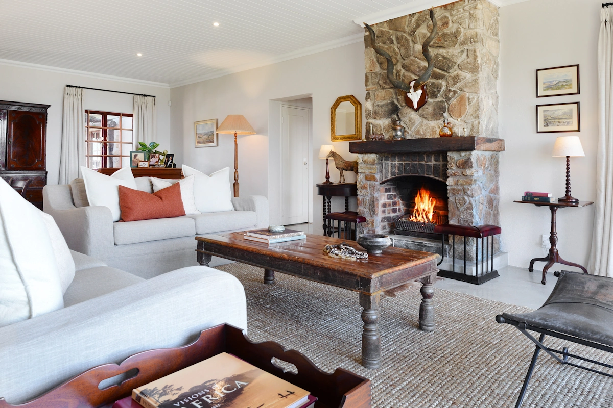 Tomjachu Bush Retreat Valbonne Lounge Openhaard  001.webp
