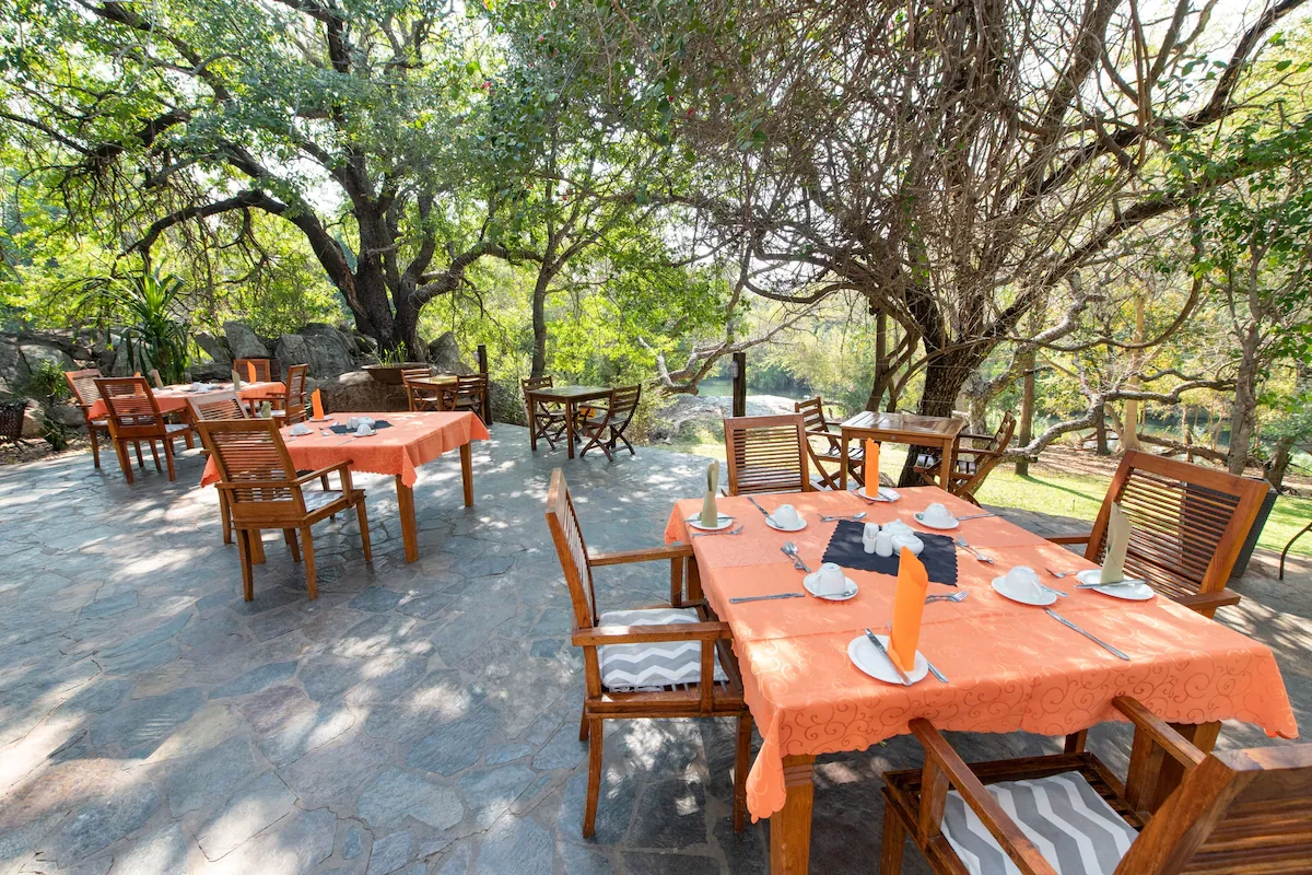 Blyde River Wilderness Lodge buiten ontbijten.webp