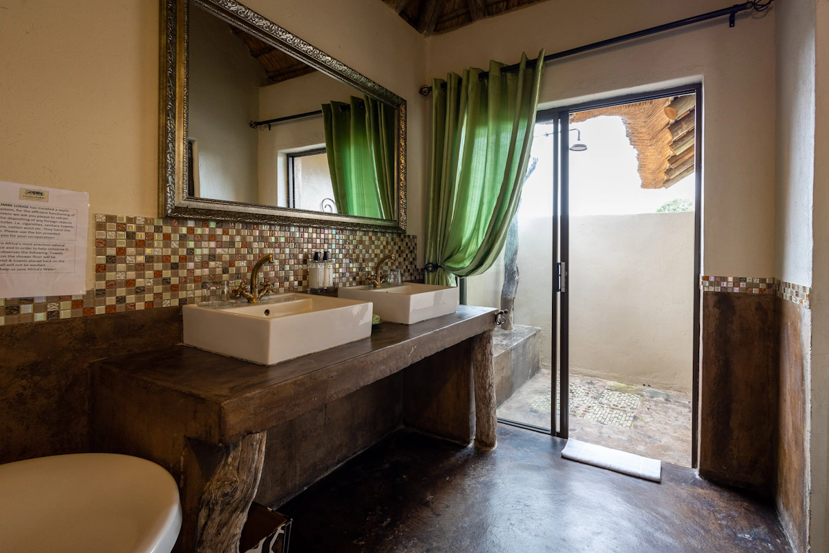 Umkumbe Safari Lodge Riverside badkamer 001.webp