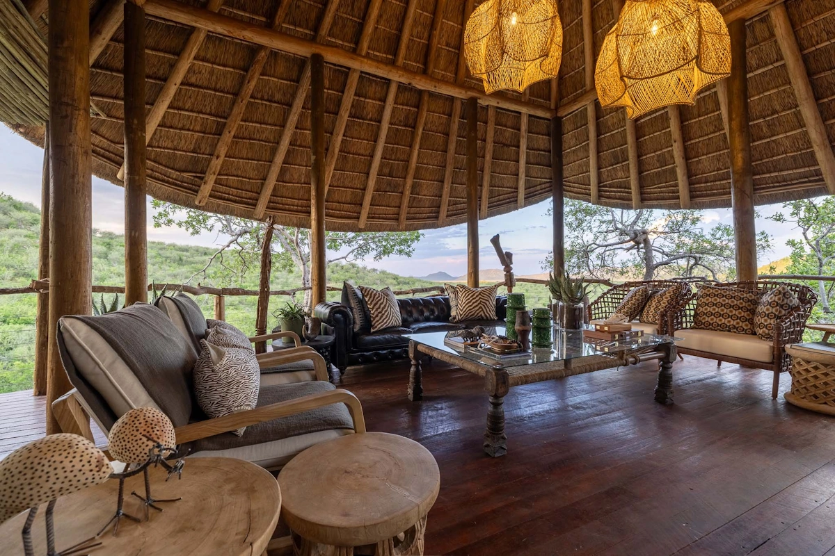 Buffalo Ridge Safari Lodge LOUNGE 002.webp